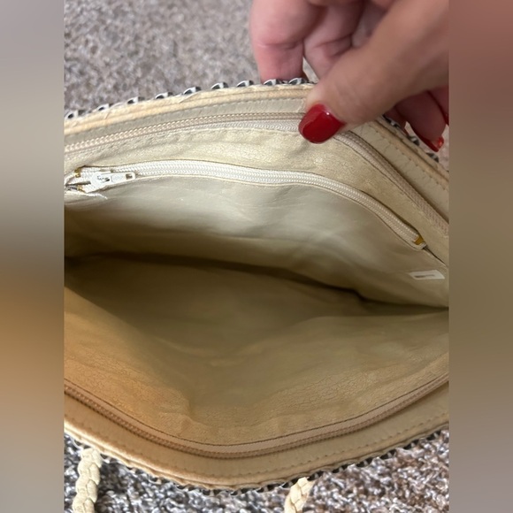 5/$25 Vintage ivory and gold chain mail shoulder purse - Picture 8 of 9